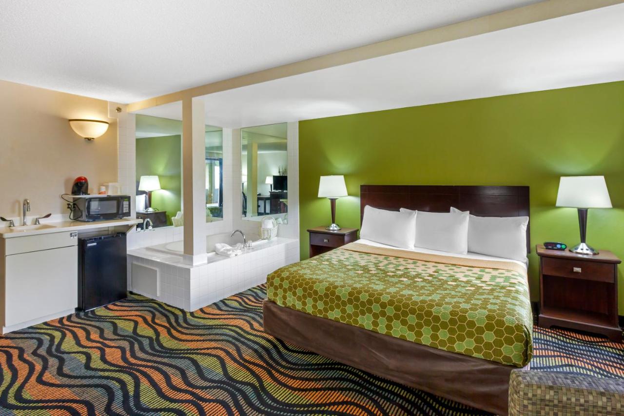 King Suite - Non-Smoking at Econo Lodge Inn & Suites