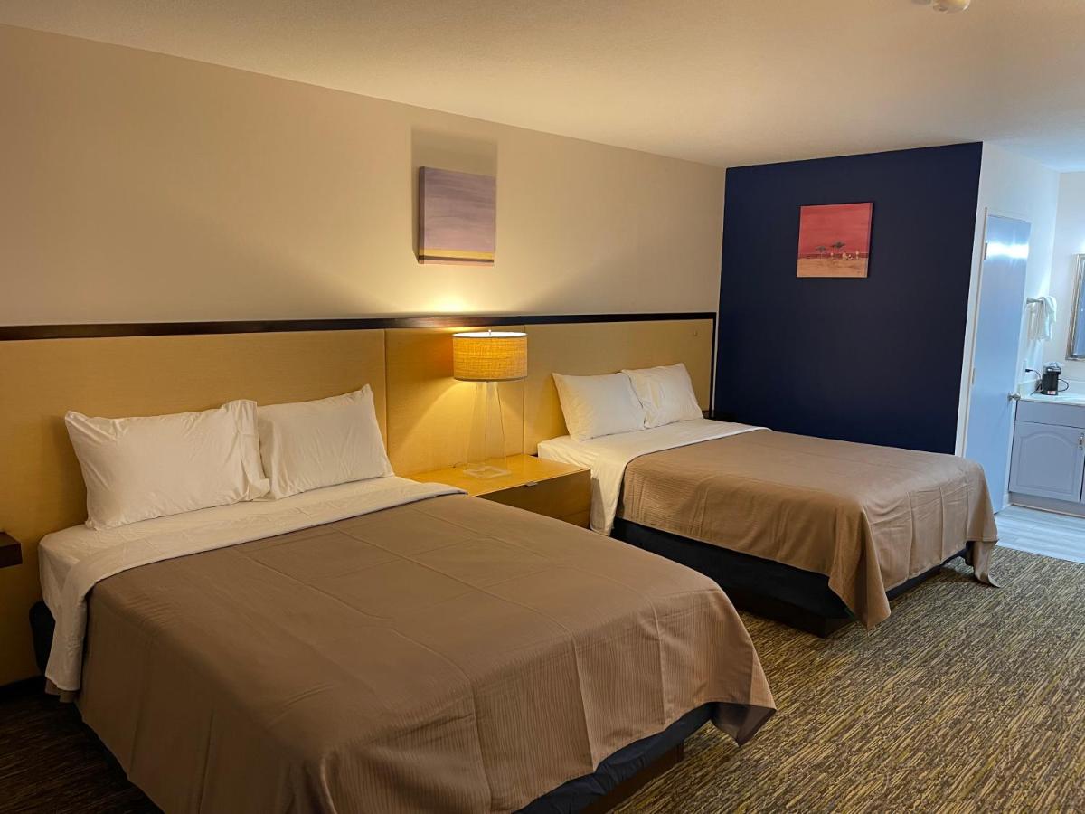 Queen Room at Rodeway Inn Oscoda