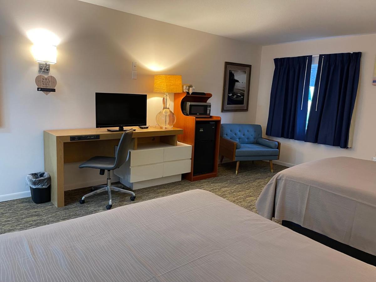 Queen Room at Rodeway Inn Oscoda