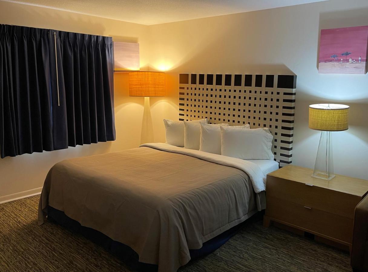 Deluxe King Room at Rodeway Inn Oscoda