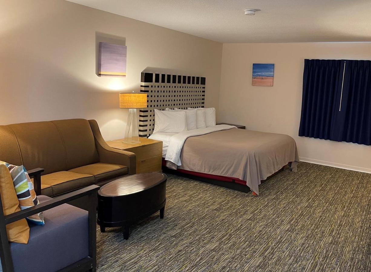 Deluxe King Room at Rodeway Inn Oscoda
