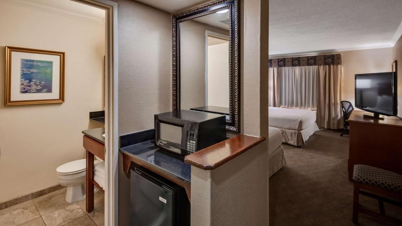 Queen Room with Two Queen Beds - Non Smoking at Best Western Lapeer Inn