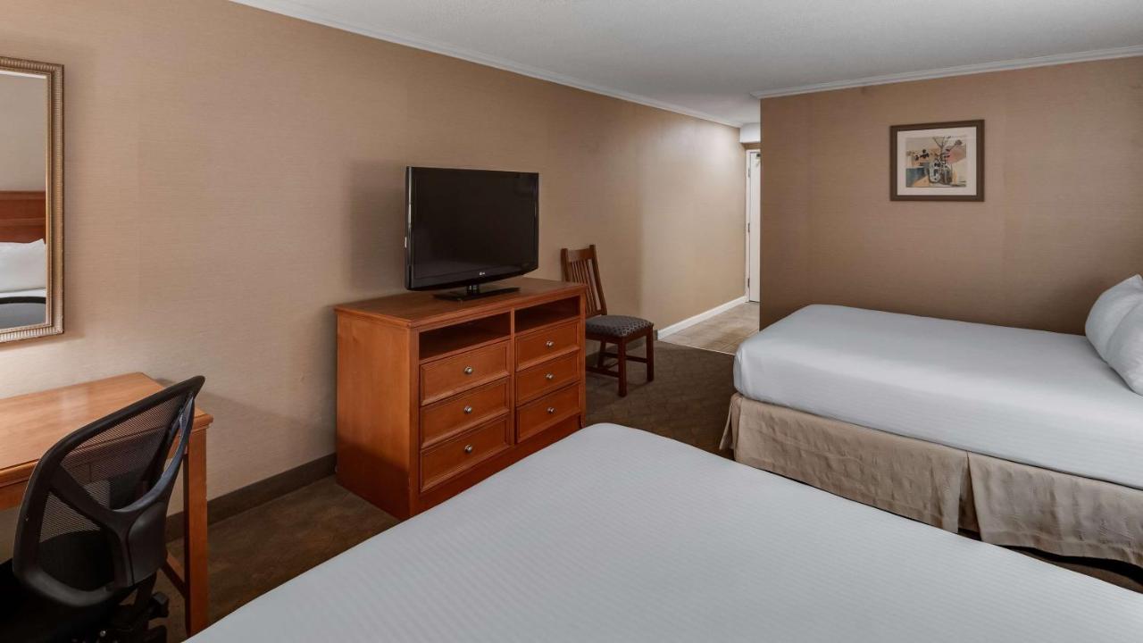 Queen Room with Two Queen Beds - Non Smoking at Best Western Lapeer Inn