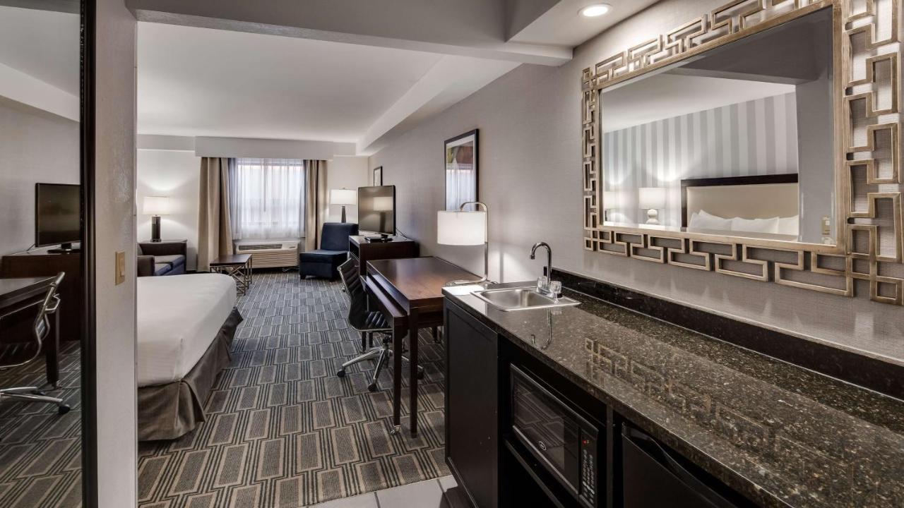 King Suite with Whirlpool - Non-Smoking at Best Western Lapeer Inn