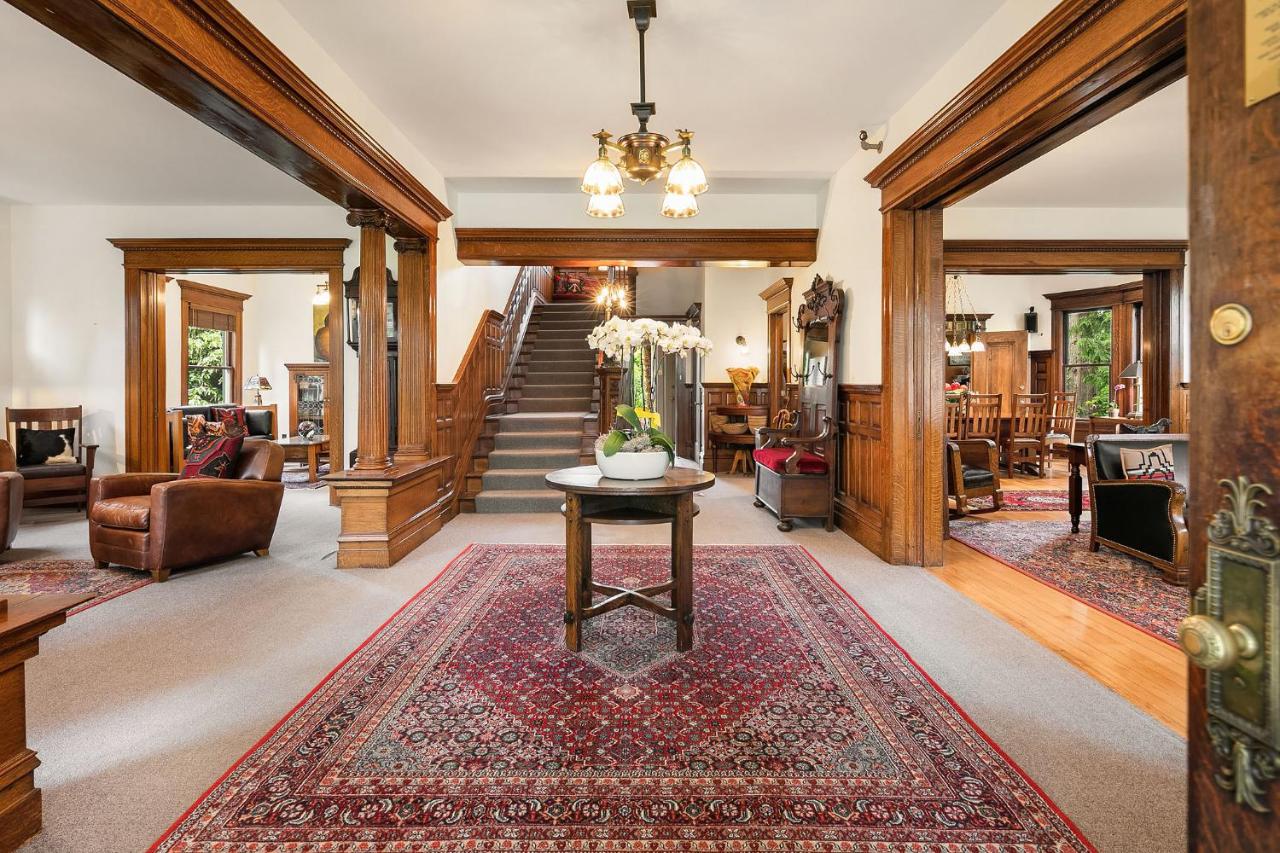 | Seattle Gaslight Inn