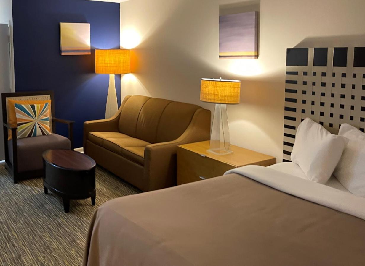 Deluxe King Room at Rodeway Inn Oscoda
