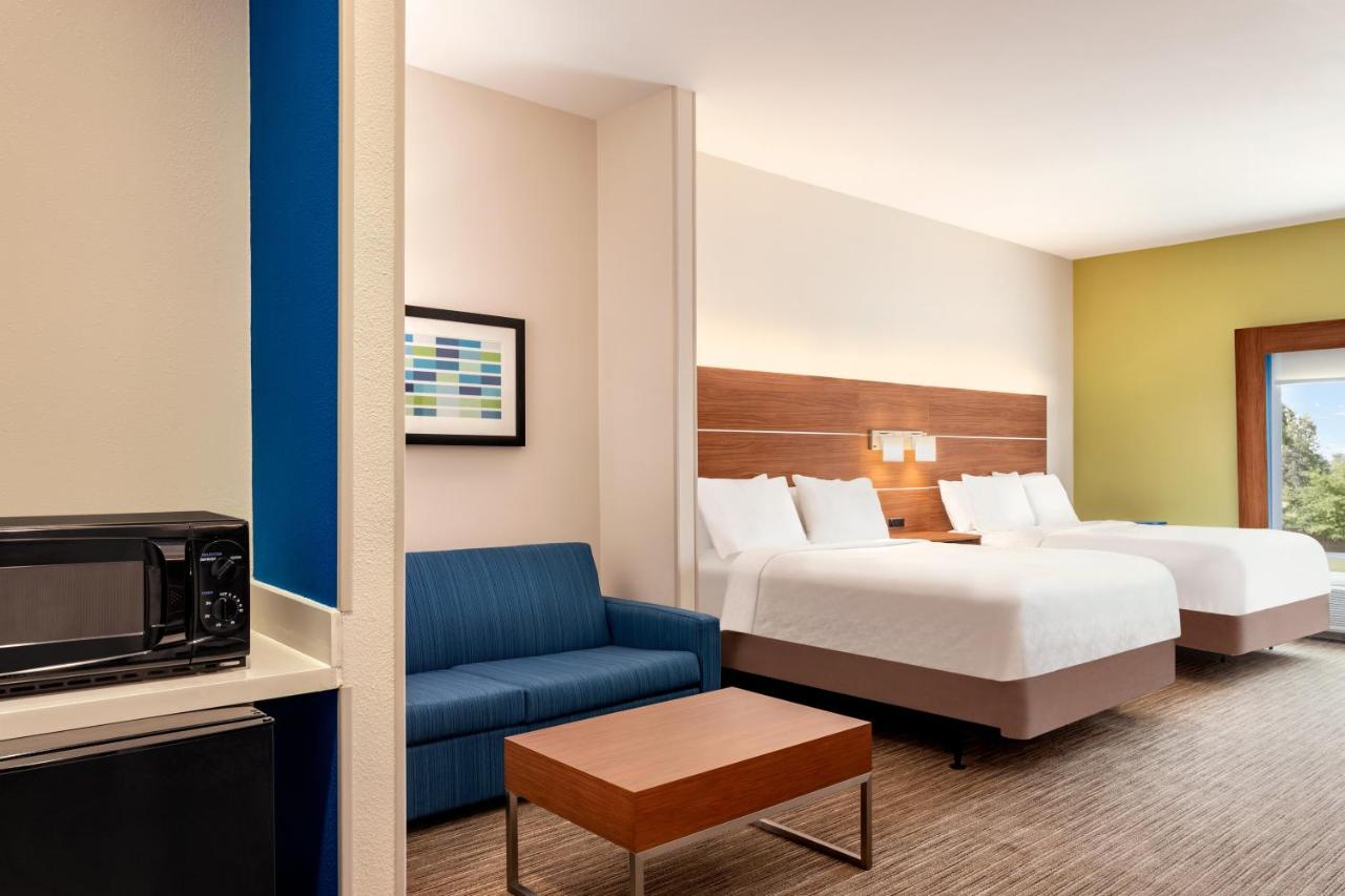 Queen Suite at Holiday Inn Express Inn & Suites Searcy by IHG