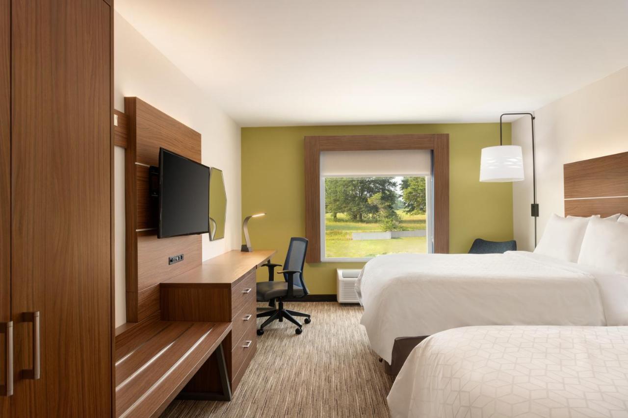 Queen Suite at Holiday Inn Express Inn & Suites Searcy by IHG
