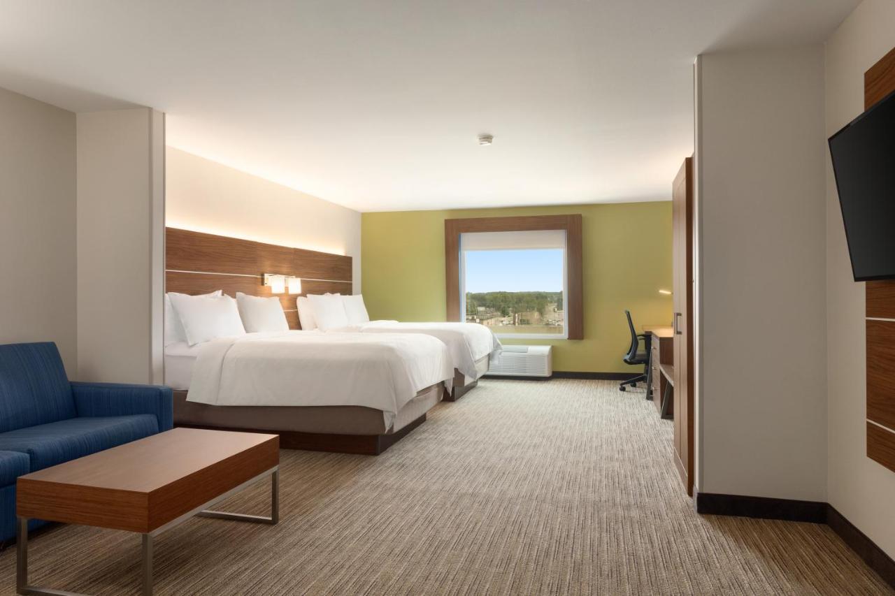 Queen Suite at Holiday Inn Express Inn & Suites Searcy by IHG