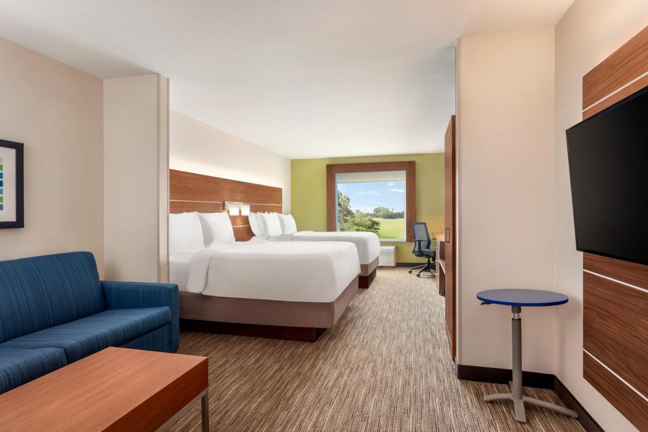 Queen Suite at Holiday Inn Express Inn & Suites Searcy by IHG