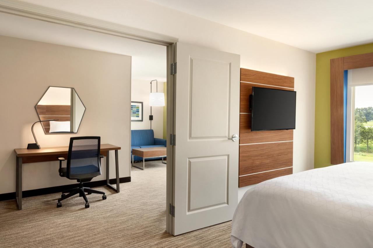 Executive King Suite at Holiday Inn Express Inn & Suites Searcy by IHG