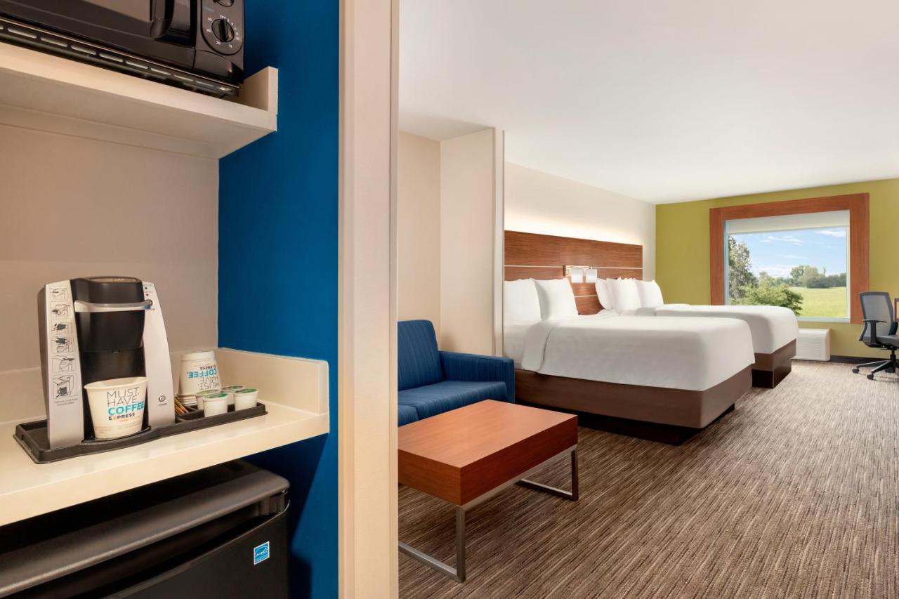 Queen Suite at Holiday Inn Express Inn & Suites Searcy by IHG