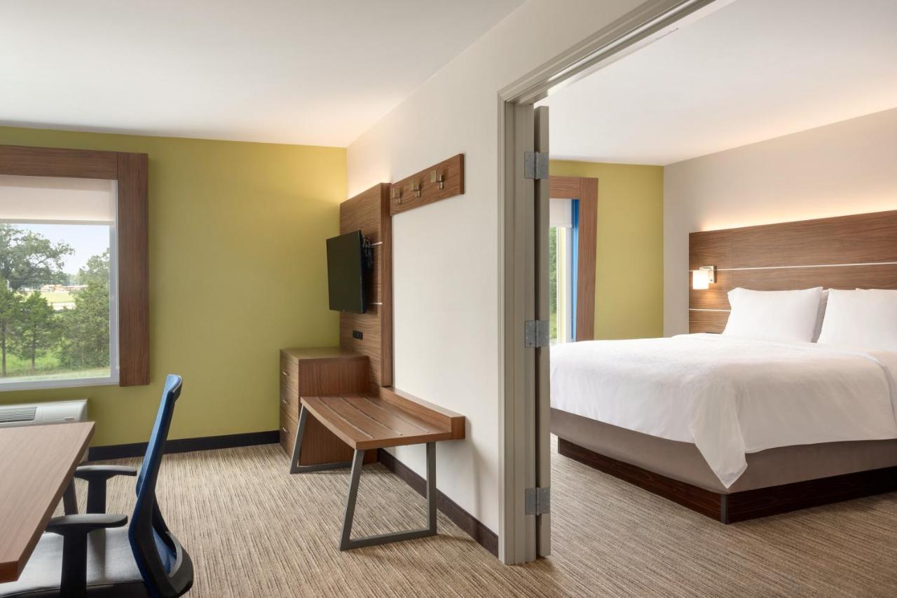Executive King Suite at Holiday Inn Express Inn & Suites Searcy by IHG