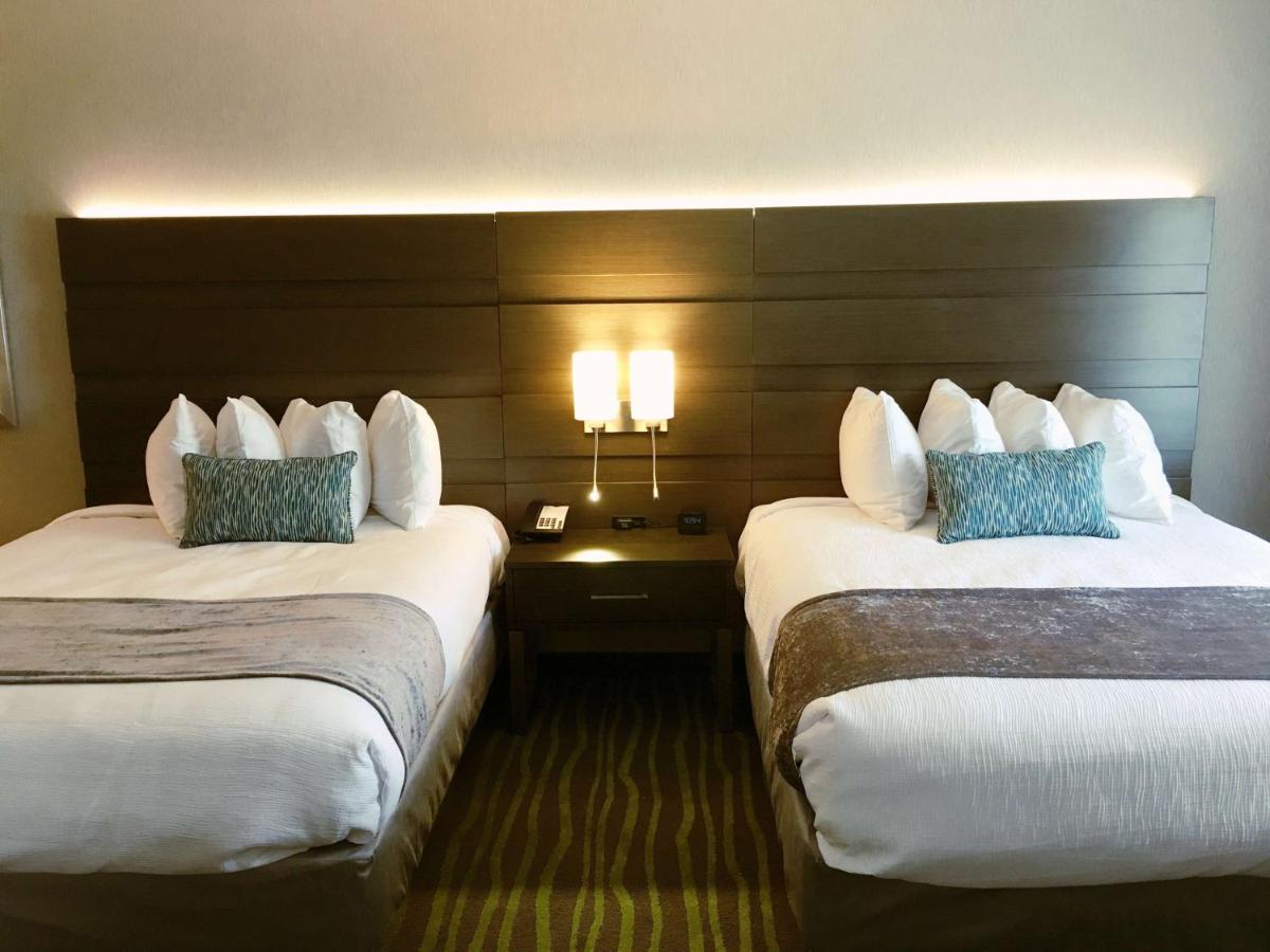 Queen Room with Two Queen Beds and Bath Tub - Mobility Access at Best Western Plus Prien Lake Hotel & Suites - Lake Charles