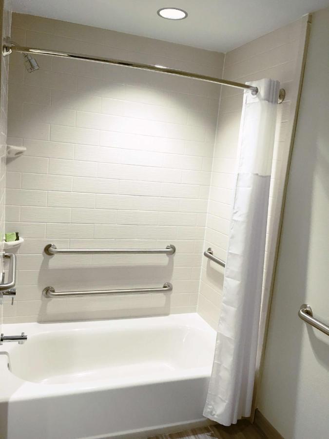 Queen Room with Two Queen Beds and Bath Tub - Mobility Access at Best Western Plus Prien Lake Hotel & Suites - Lake Charles