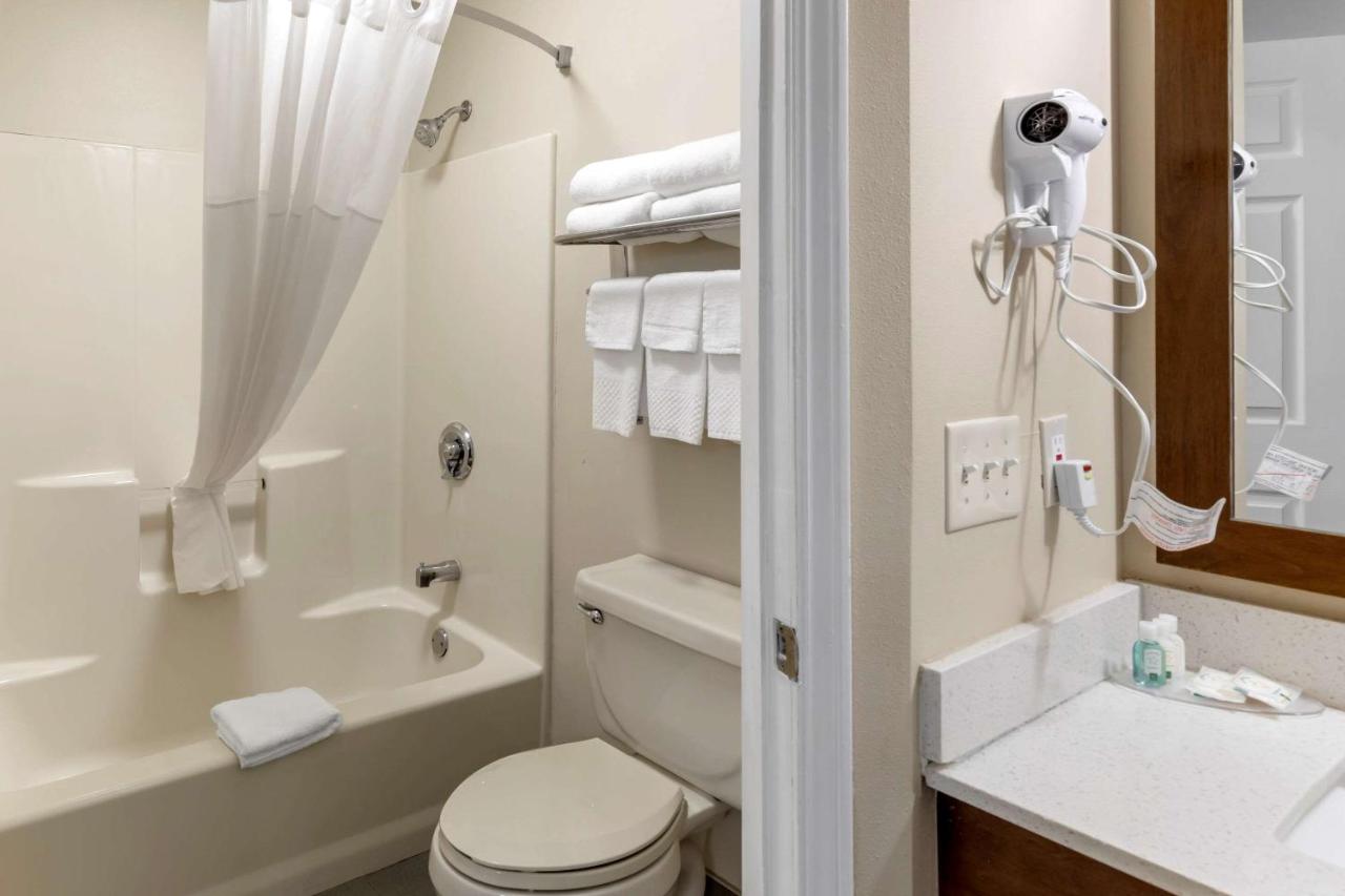 Double Room with Two Double Beds - Non-Smoking at Quality Inn Seneca US-123