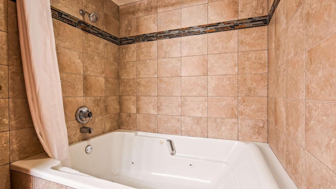 King Suite with Spa Bath - Non-Smoking at Best Western Music Capital Inn