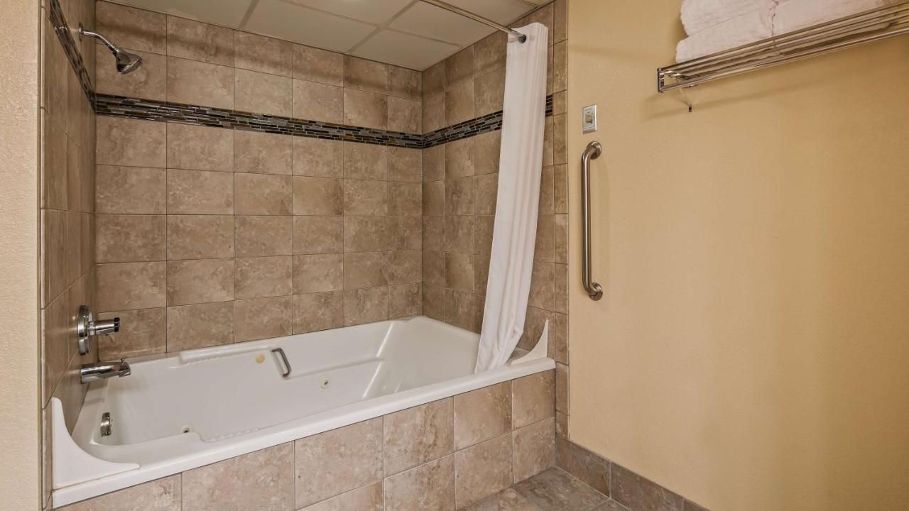 King Suite with Spa Bath - Non-Smoking at Best Western Music Capital Inn