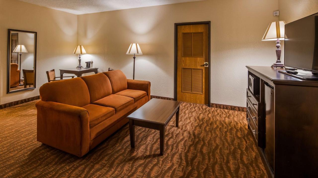 King Suite with Spa Bath - Non-Smoking at Best Western Music Capital Inn