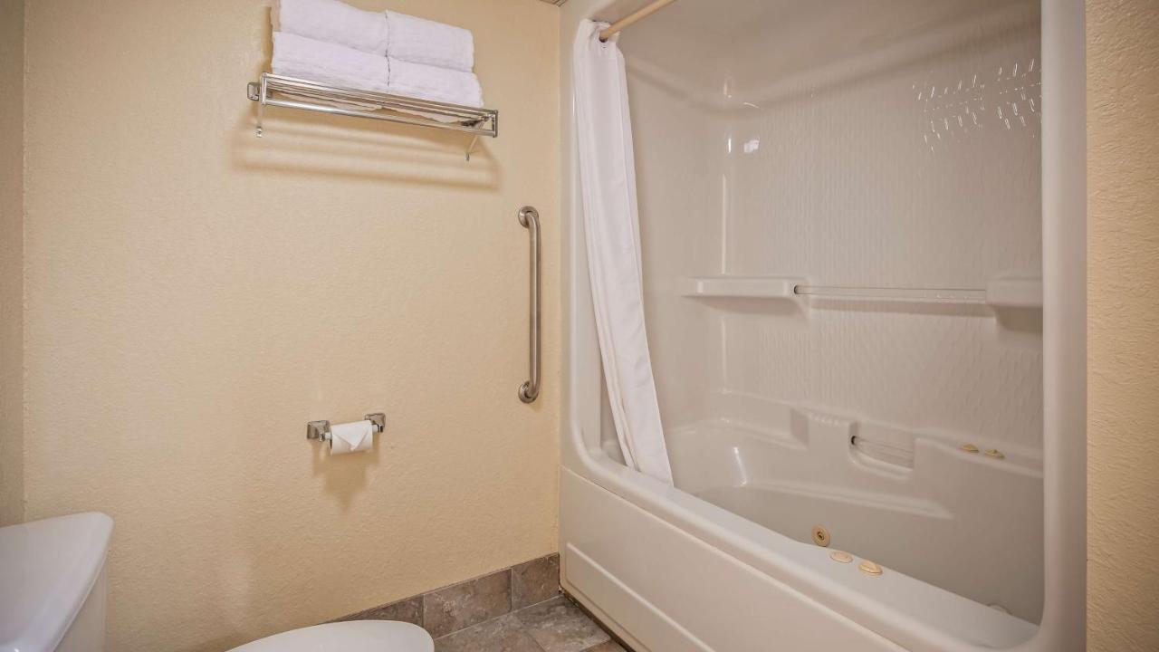 King Room with Spa Bath - Non-Smoking at Best Western Music Capital Inn
