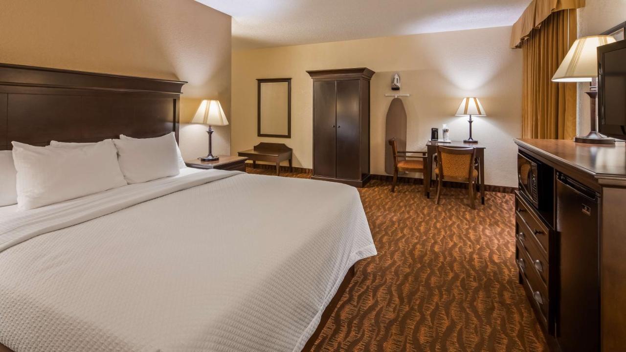 King Suite with Spa Bath - Non-Smoking at Best Western Music Capital Inn