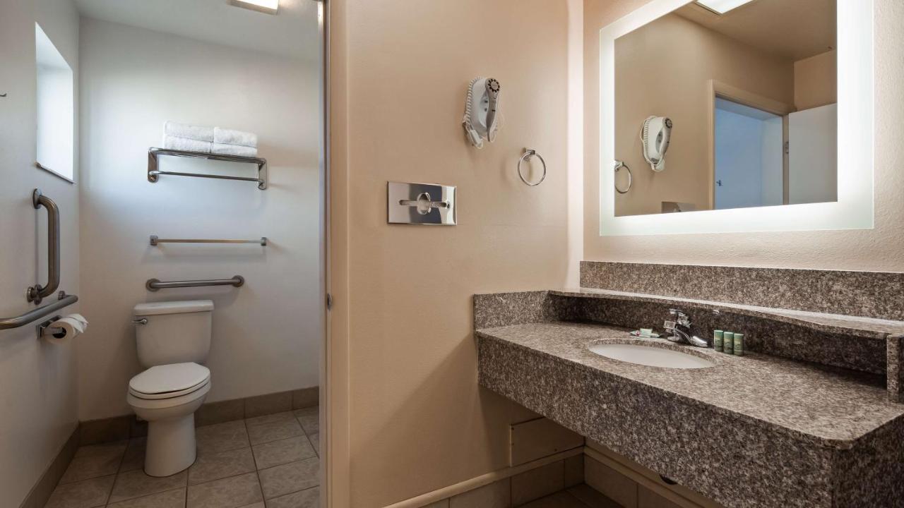 Queen Room with Two Queen Beds - Disability Access Bath Tub at Best Western Paradise Inn