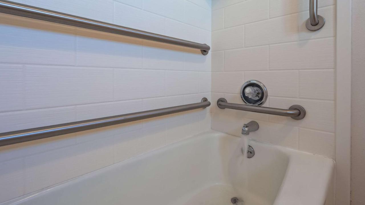 Queen Room with Two Queen Beds - Disability Access Bath Tub at Best Western Paradise Inn
