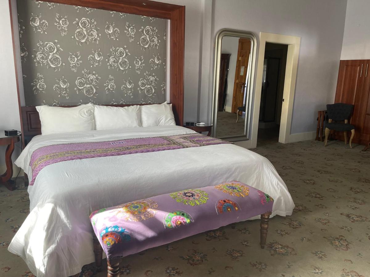Deluxe King Room at Hotel Sutter