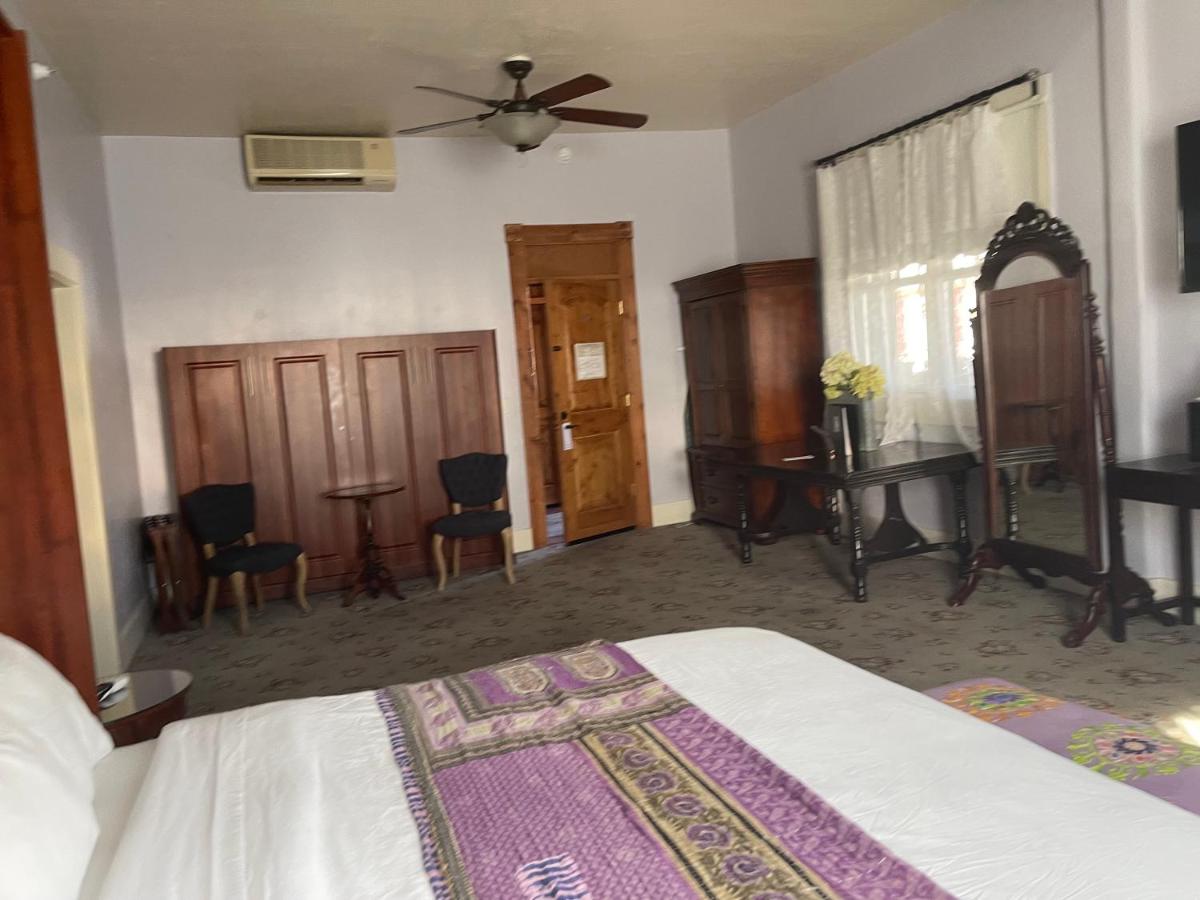 Deluxe King Room at Hotel Sutter