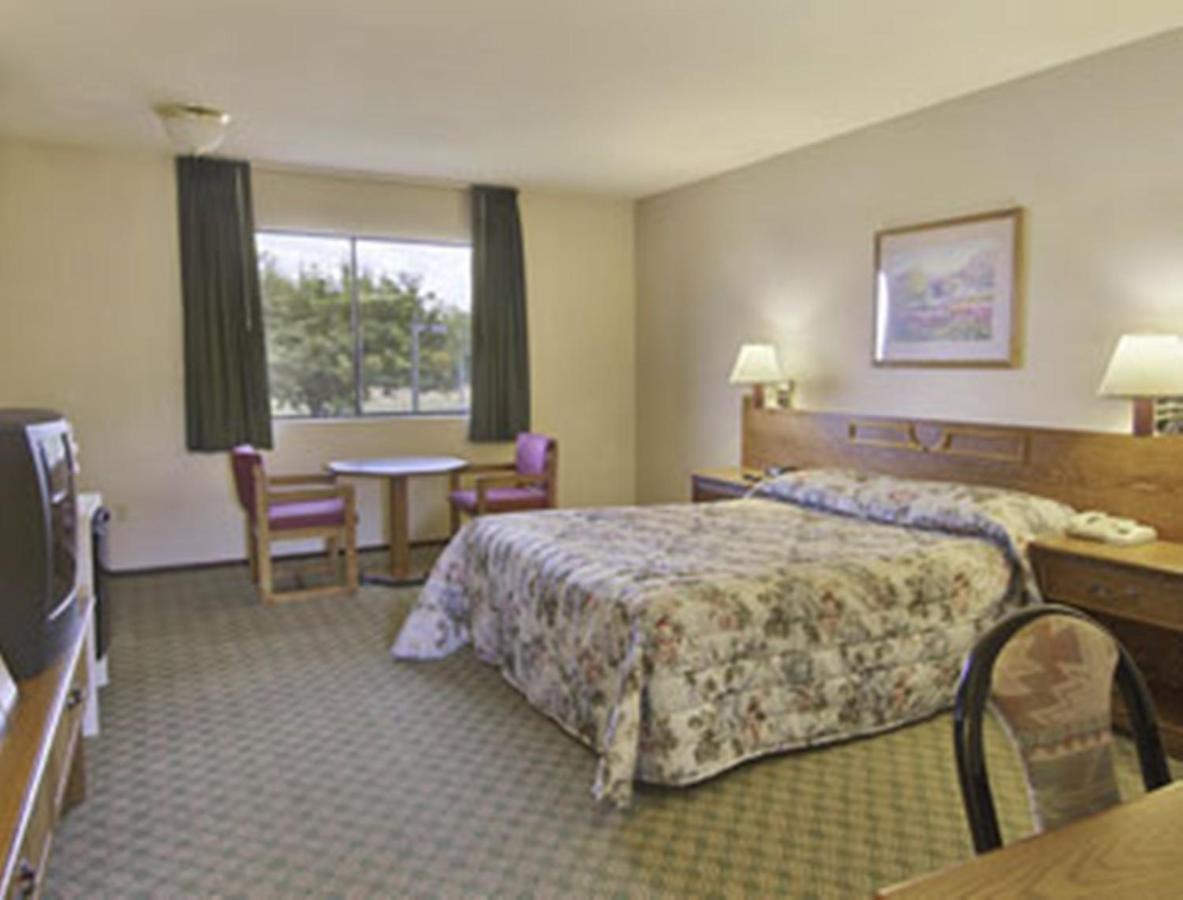 Queen Room - Non-Smoking at Travelodge by Wyndham Turlock