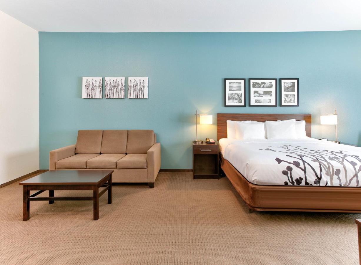 Deluxe King Suite with Roll-In Shower - Mobility Accessible/Non-Smoking at Wingate by Wyndham Longview North