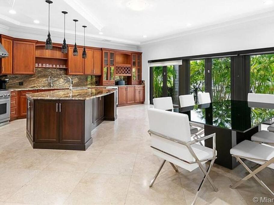| Villa Hawkins - Luxury with pool