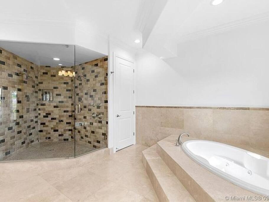 | Villa Hawkins - Luxury with pool