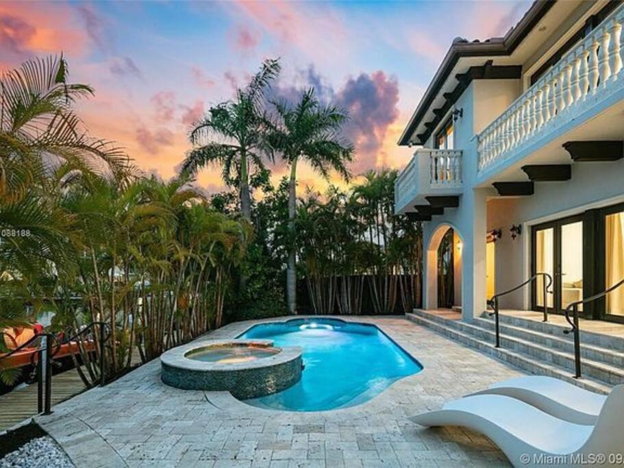 | Villa Hawkins - Luxury with pool