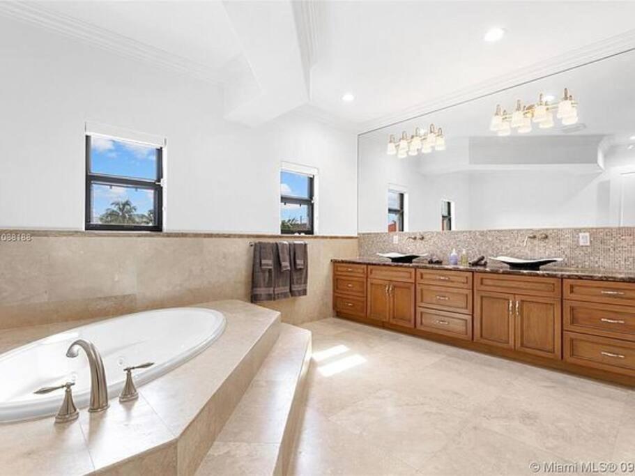  | Villa Hawkins - Luxury with pool