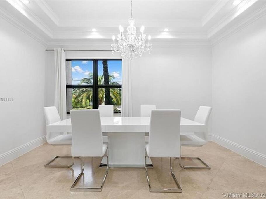 | Villa Hawkins - Luxury with pool
