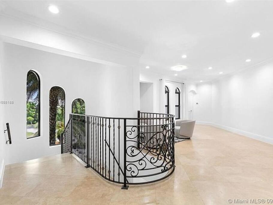 | Villa Hawkins - Luxury with pool