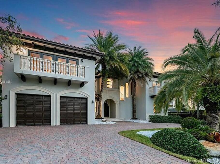 | Villa Hawkins - Luxury with pool