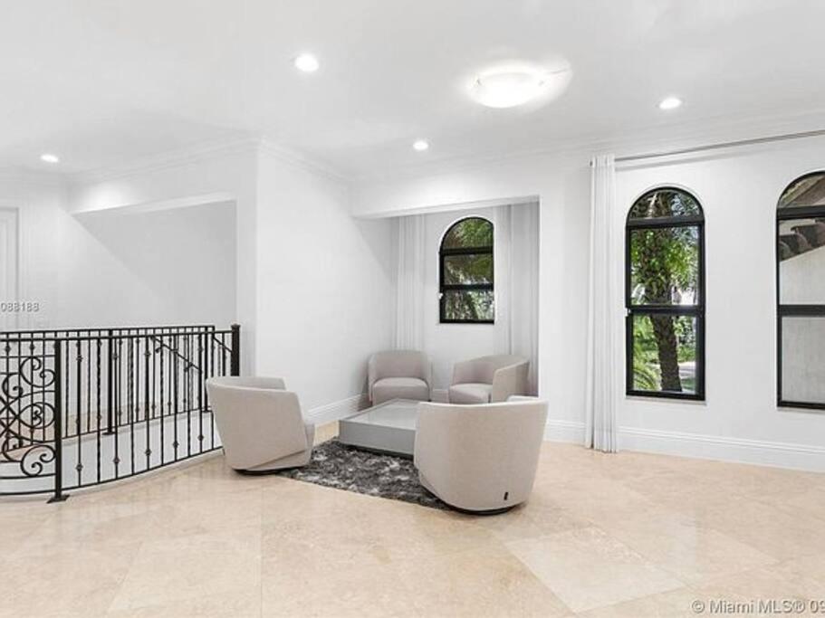 | Villa Hawkins - Luxury with pool