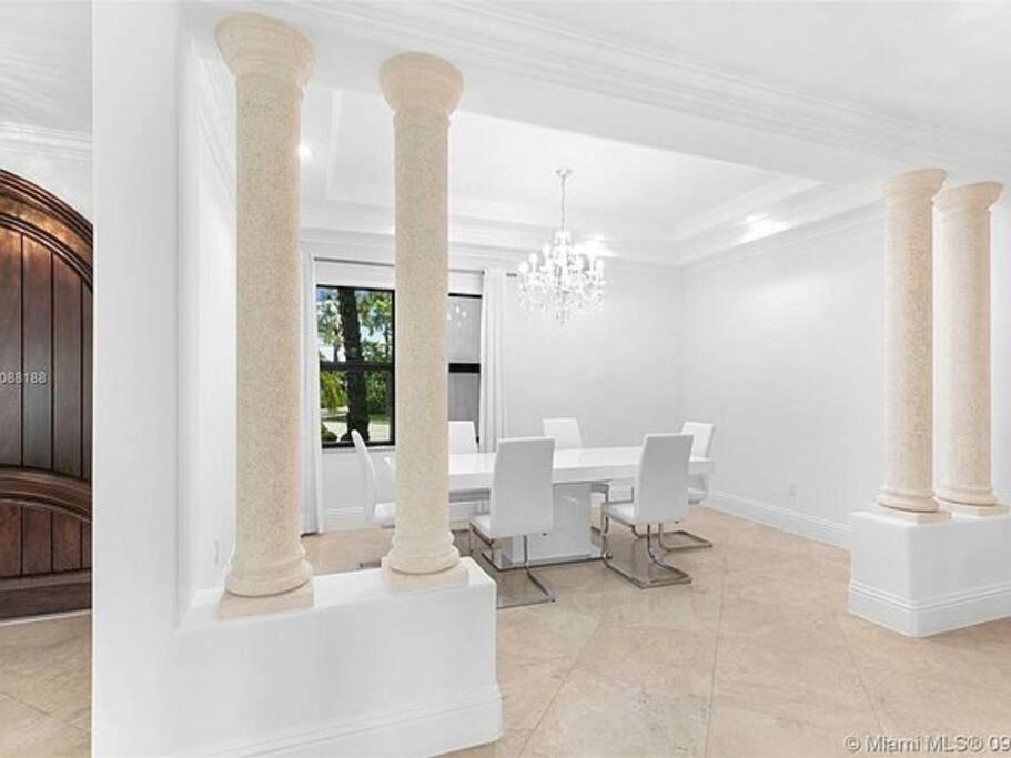 | Villa Hawkins - Luxury with pool