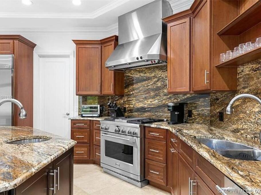 | Villa Hawkins - Luxury with pool