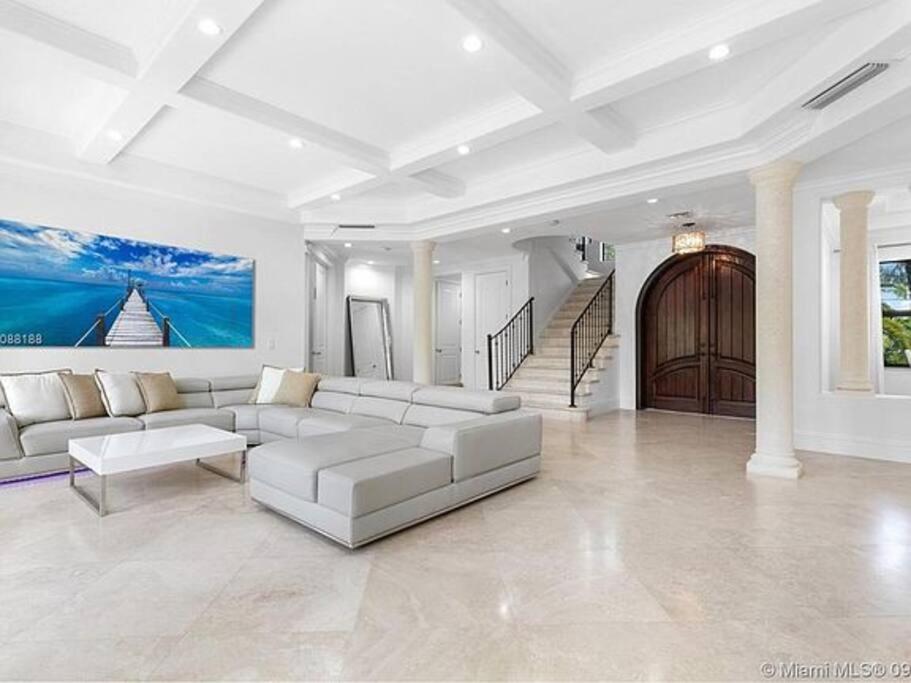 | Villa Hawkins - Luxury with pool