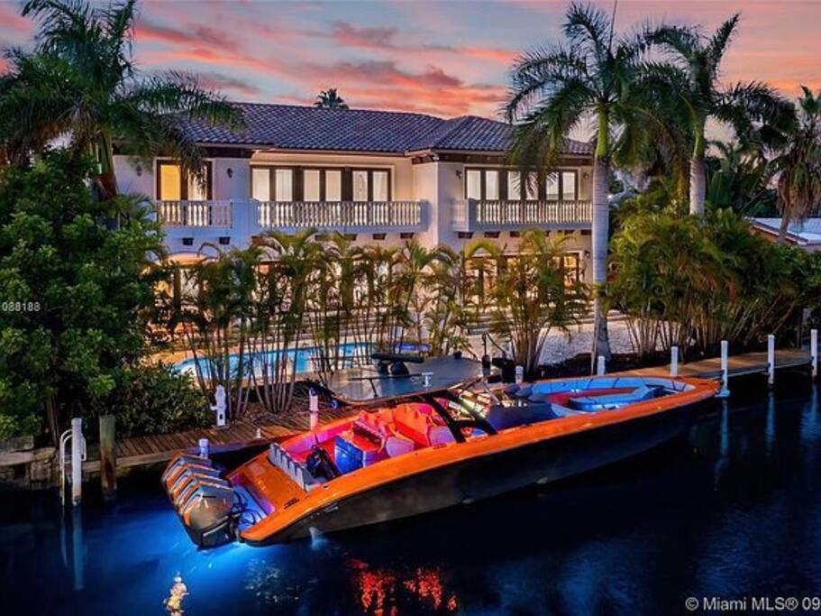 | Villa Hawkins - Luxury with pool