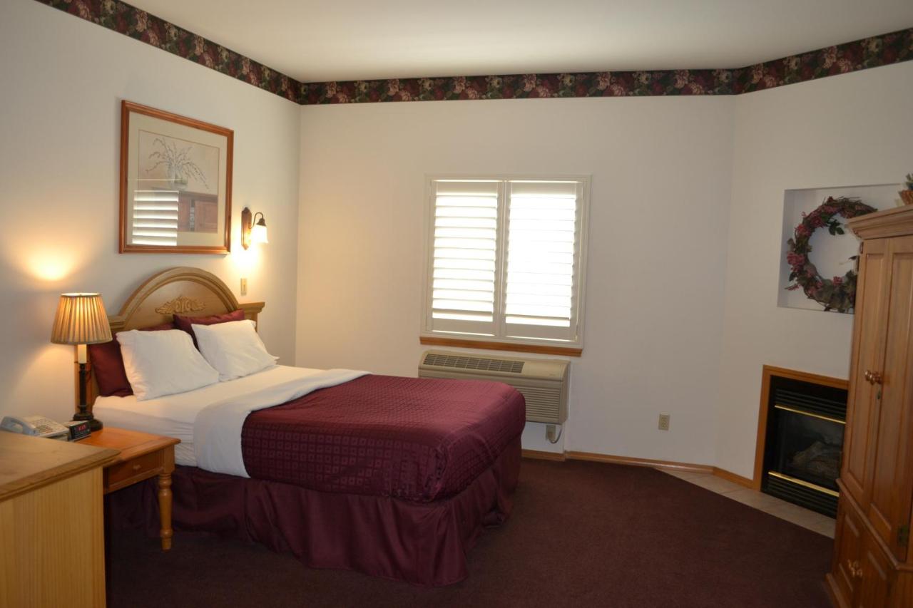 Deluxe Queen Room at Anaco Bay Inn