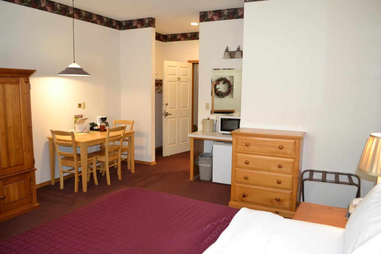 Deluxe Queen Room at Anaco Bay Inn