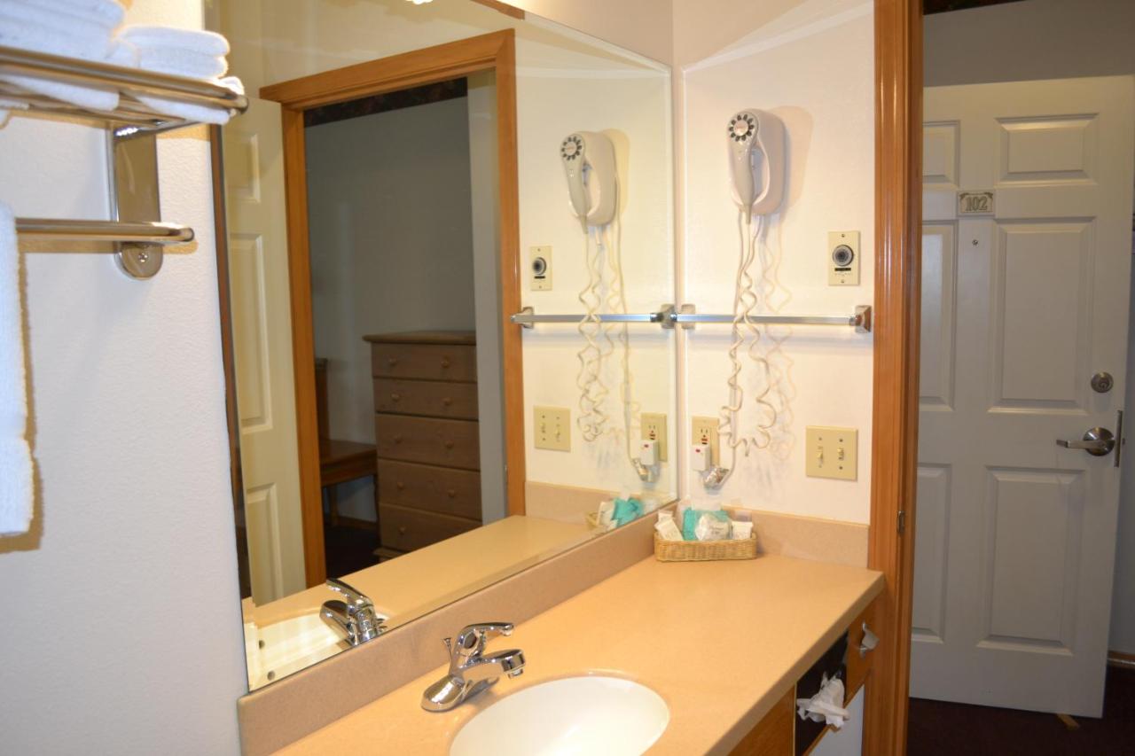 Queen Room at Anaco Bay Inn