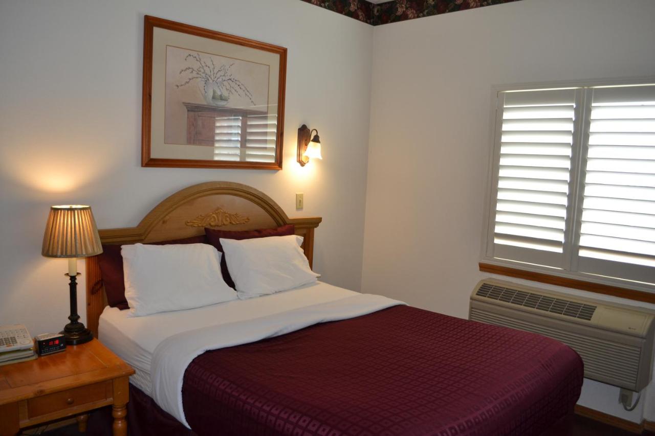 Queen Room at Anaco Bay Inn