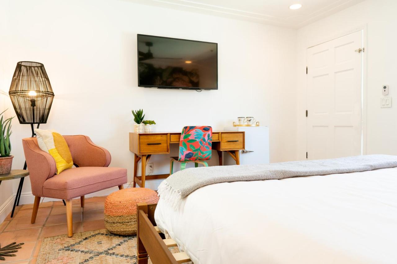 Studio at Fleur Noire Hotel - 21 and Over