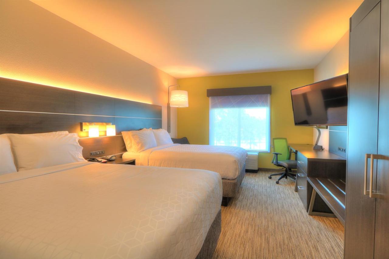 Queen Room with 2 Queen Beds at Holiday Inn Express Hotel & Suites Mobile/Saraland by IHG