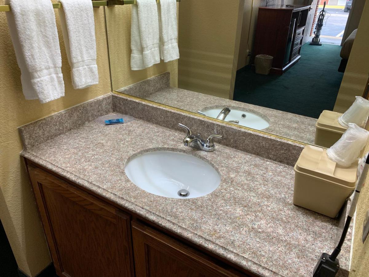 | Coachman's Inn Motel